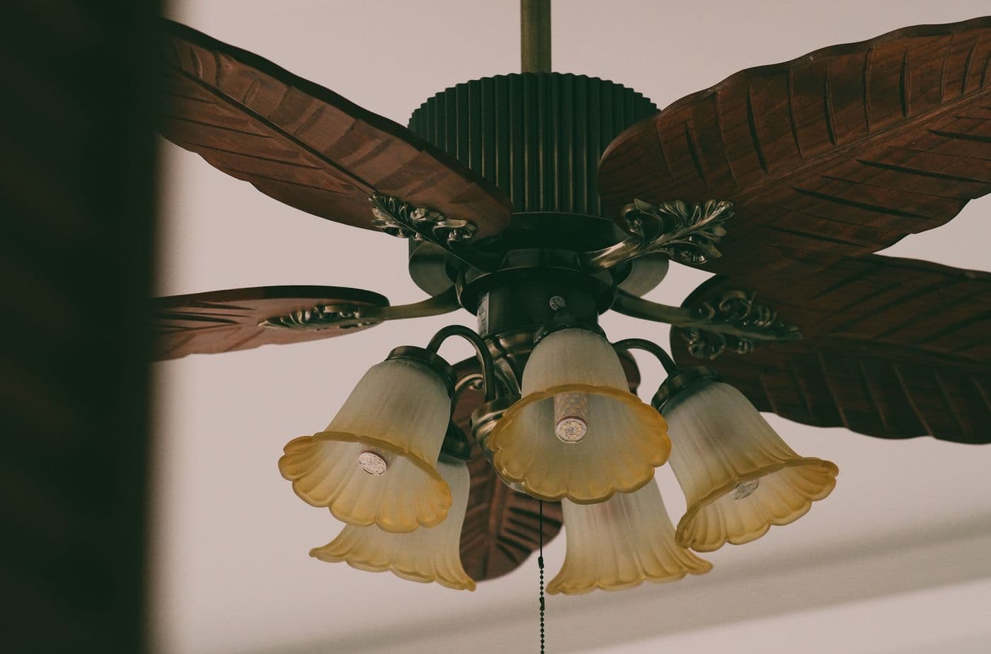 Ceiling fan with integrated light fitted in a modern living room